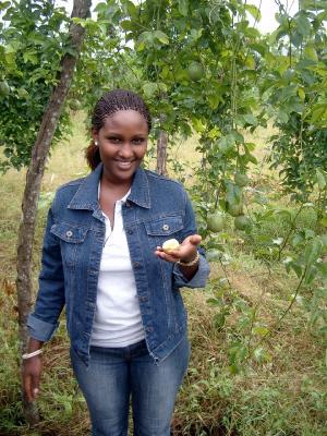 Grace zeigt eine Passionsfrucht