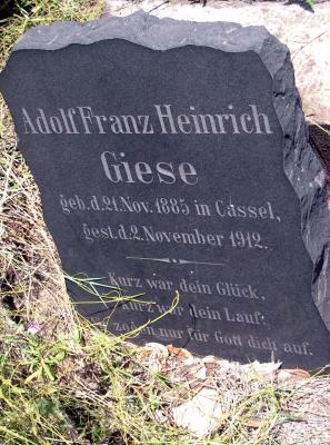 Grabstein auf dem Friedhof in Loshotu