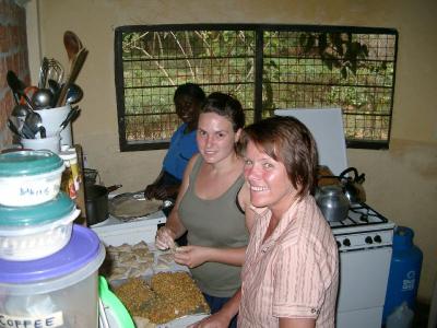 Helga mit Anna-Lena in der K�che