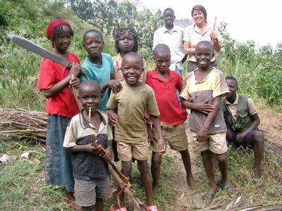 Kinder beim Holzsammeln