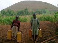 M�dchen holen Trinkwasser