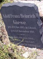 Grabstein auf dem Friedhof in Loshotu